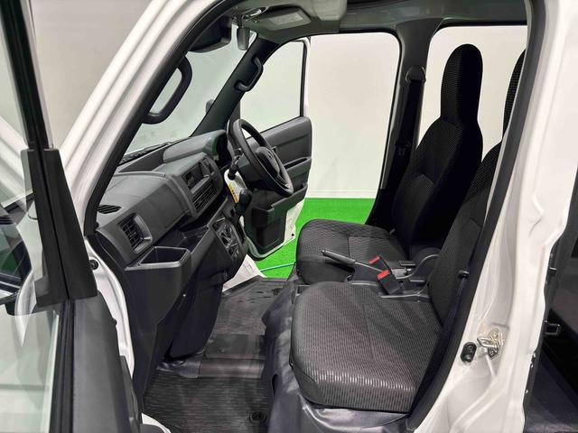 ハイゼットカーゴＤＸ　４ＷＤ　ラジオ付き保証継承・令和７年式・スマートアシスト・オートライト・パワーウィンドウ・コーナーセンサー・マニュアルエアコン・キーレスエントリー・多収納・ドリンクホルダー・リヤワイパー・ジャッキ・ハロゲンヘッドライト（広島県）の中古車
