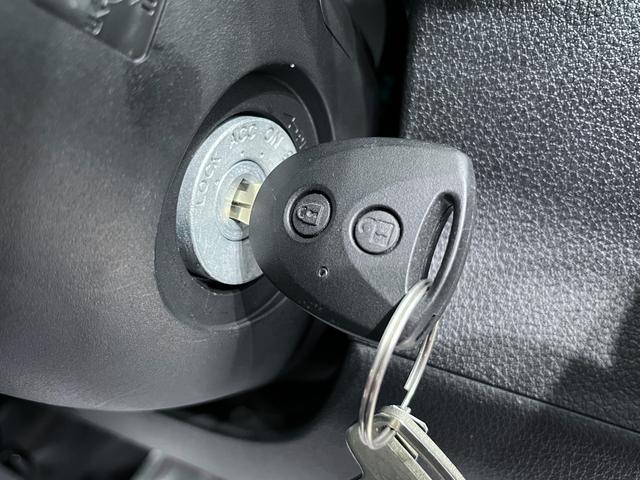 ハイゼットカーゴデラックス両側スライドドア　ＡＭ／ＦＭラジオ　キーレスエントリー　アイドリングストップ　衝突被害軽減システム　レーンアシスト　オートマチックハイビーム　ティーゼットデオプラス（岡山県）の中古車