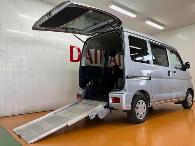 ハイゼットカーゴスローパー　リヤレス＋補助シート福祉車両　車椅子乗車　電動ウインチ　ドラレコ　両側スライドドア　エアコン　ＵＳＢ接続端子　アイドリングストップ　リヤファン　パワーウインドウ　Ｂカメラ　キーレス（神奈川県）の中古車