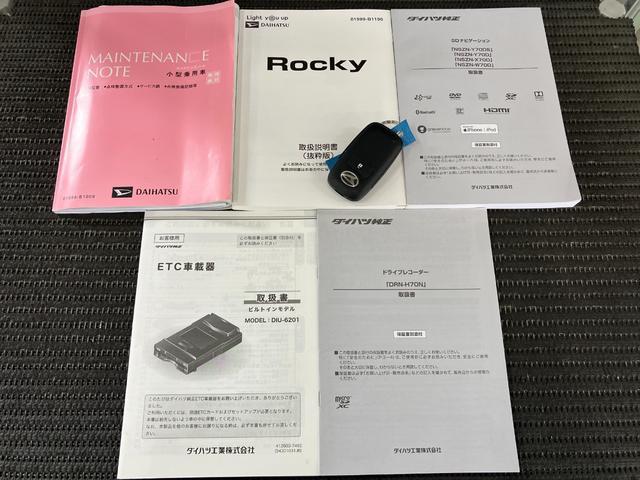 ロッキープレミアムサポカーＳワイド適合　ハイブリッド車　電動パーキングブレーキ　ＵＳＢ接続端子　ステアリングスイッチ　全車速追従機能付ＡＣＣ　シートヒーター　Ｓ−ペダル　コーナーセンサー　キーフリー（神奈川県）の中古車