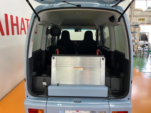 ハイゼットカーゴスローパー　リヤレス＋補助シート　ＳＡIII福祉車両　車いす乗車　電動ウインチ　オーディオ　エアコン　リヤファン　アイドリングストップ　　　オートハイビーム　横滑り防止機能　誤発進抑制機能　電動格納ミラー　パワーウインドウ　キーレス（神奈川県）の中古車