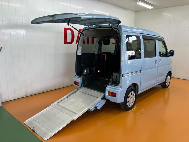 ハイゼットカーゴスローパー　リヤレス＋補助シート　ＳＡIII福祉車両　車いす乗車　電動ウインチ　オーディオ　エアコン　リヤファン　アイドリングストップ　　　オートハイビーム　横滑り防止機能　誤発進抑制機能　電動格納ミラー　パワーウインドウ　キーレス（神奈川県）の中古車