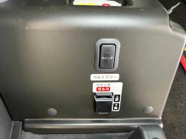 ハイゼットカーゴスローパー　リヤレス＋補助シート　ＳＡIII福祉車両　車いす乗車　電動ウインチ　オーディオ　エアコン　リヤファン　アイドリングストップ　　　オートハイビーム　横滑り防止機能　誤発進抑制機能　電動格納ミラー　パワーウインドウ　キーレス（神奈川県）の中古車
