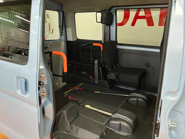 ハイゼットカーゴスローパー　リヤレス＋補助シート　ＳＡIII福祉車両　車いす乗車　電動ウインチ　オーディオ　エアコン　リヤファン　アイドリングストップ　　　オートハイビーム　横滑り防止機能　誤発進抑制機能　電動格納ミラー　パワーウインドウ　キーレス（神奈川県）の中古車