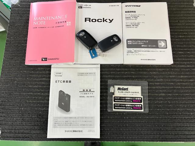 ロッキープレミアムサポカーＳワイド適合　電動パーキングブレーキ　ＵＳＢ接続端子　ステアリングスイッチ　全車速追従機能付ＡＣＣ　ブラインドスポットモニター　シートヒーター　コーナーセンサー　Ｂカメラ　ＥＴＣ　キーフリー（神奈川県）の中古車
