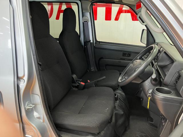 ハイゼットカーゴデラックスＳＡIIIサポカーＳワイド適合　両側スライドドア　間仕切りカーテン　ラジオ　エアコン　アイドリングストップ　オートハイビーム　横滑り防止機能　誤発進抑制機能　光軸調整ダイヤル　パワーウインドウ　キーレス（神奈川県）の中古車