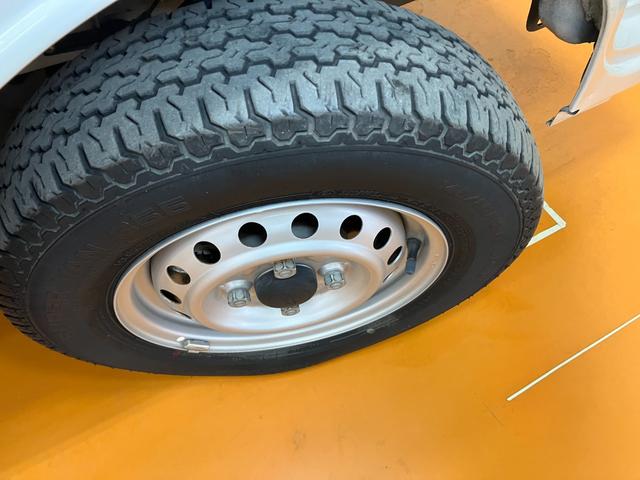 ハイゼットトラックスタンダードサポカーSワイド適合 三方開 ゴムマット ラジオ オートエアコン 光軸調整ダイヤル コーナーセンサー アイドリングストップ 横滑り防止機能 誤発進抑制機能 アクセサリーソケット(神奈川県)の中古車