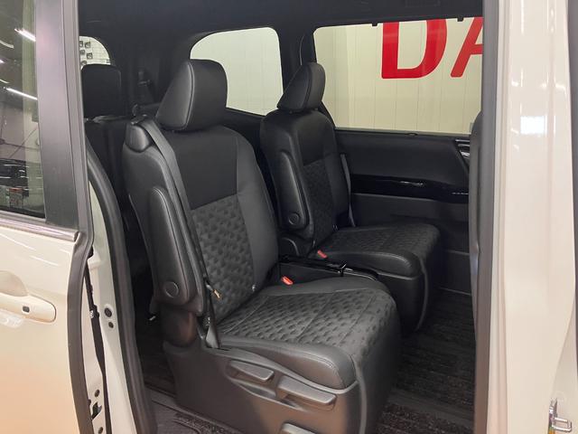 ヴォクシーハイブリッドＳ−Ｚハイブリッド車　衝突被害軽減ブレーキシステム　ＵＳＢ接続端子　ダブルエアコン　後席モニター　ステアリングスイッチ　レーダークルーズコントロール　マルチメディアオーディオ　電動パーキングブレーキ（神奈川県）の中古車