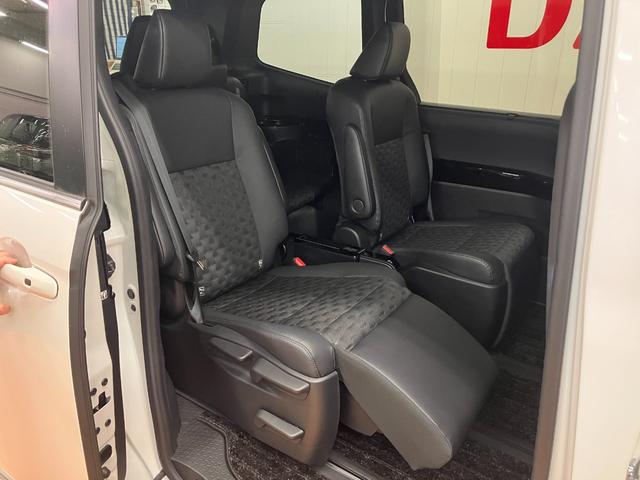 ヴォクシーハイブリッドＳ−Ｚハイブリッド車　衝突被害軽減ブレーキシステム　ＵＳＢ接続端子　ダブルエアコン　後席モニター　ステアリングスイッチ　レーダークルーズコントロール　マルチメディアオーディオ　電動パーキングブレーキ（神奈川県）の中古車