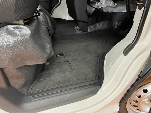 ハイゼットカーゴDXサポカーSワイド適合 ラジオ エアコン アクセサリーソケット コーナーセンサー アイドリングストップ 光軸調整ダイヤル 横滑り防止機能 誤発進抑制機能 パワーウインドウ キーレス(神奈川県)の中古車