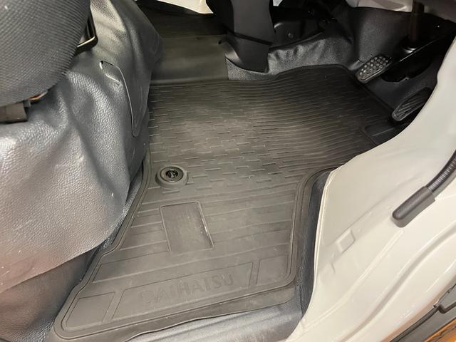 ハイゼットカーゴDXサポカーSワイド適合 ラジオ エアコン アクセサリーソケット コーナーセンサー アイドリングストップ 光軸調整ダイヤル 横滑り防止機能 誤発進抑制機能 パワーウインドウ キーレス(神奈川県)の中古車