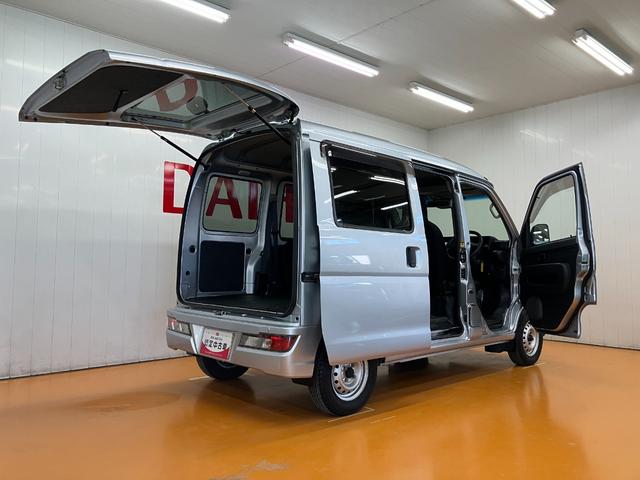 ハイゼットカーゴデラックスＳＡIII４ＷＤ　両側スライドドア　エアコン　ＵＳＢ接続端子　アイドリングストップ　オートハイビーム　横滑り防止機能　誤発進抑制機能　光軸調整ダイヤル　パワーウインドウ　ＥＴＣ　キーレス（神奈川県）の中古車