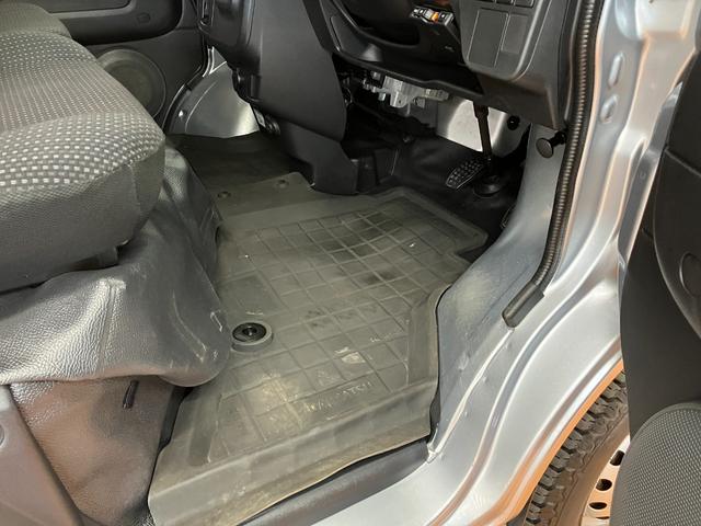 ハイゼットカーゴデラックスＳＡIII４ＷＤ　両側スライドドア　エアコン　ＵＳＢ接続端子　アイドリングストップ　オートハイビーム　横滑り防止機能　誤発進抑制機能　光軸調整ダイヤル　パワーウインドウ　ＥＴＣ　キーレス（神奈川県）の中古車