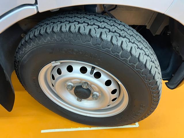 ハイゼットカーゴデラックスＳＡIII４ＷＤ　両側スライドドア　エアコン　ＵＳＢ接続端子　アイドリングストップ　オートハイビーム　横滑り防止機能　誤発進抑制機能　光軸調整ダイヤル　パワーウインドウ　ＥＴＣ　キーレス（神奈川県）の中古車