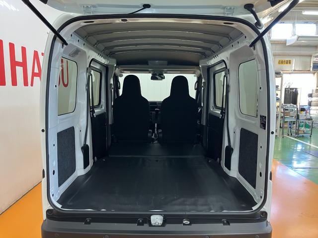 ハイゼットカーゴＤＸサポカーＳワイド適合　ラジオ　エアコン　アクセサリーソケット　コーナーセンサー　アイドリングストップ　光軸調整ダイヤル　横滑り防止機能　誤発進抑制機能　パワーウインドウ　キーレス（神奈川県）の中古車