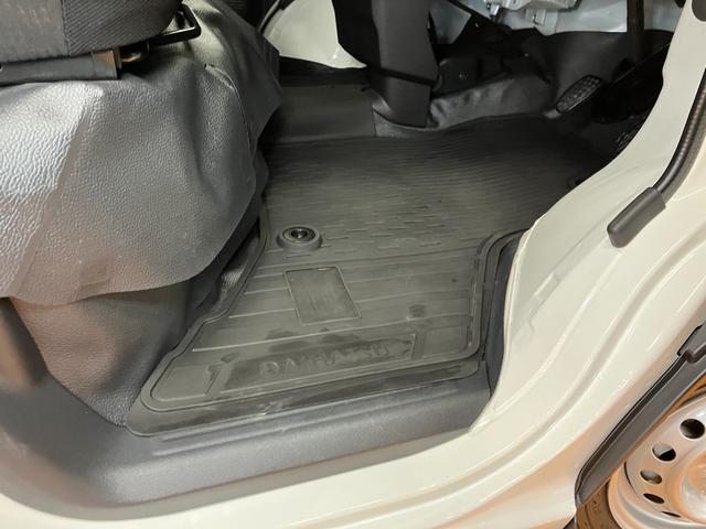 ハイゼットカーゴＤＸサポカーＳワイド適合　ラジオ　エアコン　アクセサリーソケット　コーナーセンサー　アイドリングストップ　光軸調整ダイヤル　横滑り防止機能　誤発進抑制機能　パワーウインドウ　キーレス（神奈川県）の中古車