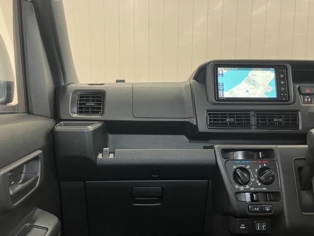 ハイゼットカーゴDXサポカーSワイド適合 USB接続端子 ナビ エアコン アクセサリーソケット コーナーセンサー アイドリングストップ 光軸調整ダイヤル 横滑り防止機能 誤発進抑制機能 パワーウインドウ キーレス(神奈川県)の中古車