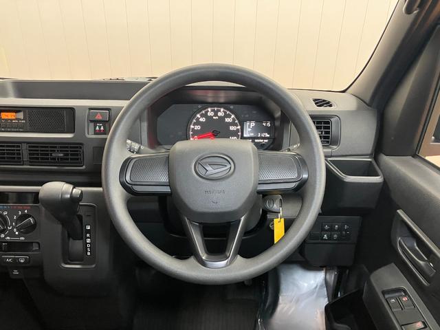 ハイゼットカーゴＤＸサポカーＳワイド適合　ラジオ　エアコン　アクセサリーソケット　コーナーセンサー　アイドリングストップ　光軸調整ダイヤル　横滑り防止機能　誤発進抑制機能　パワーウインドウ　キーレス（神奈川県）の中古車