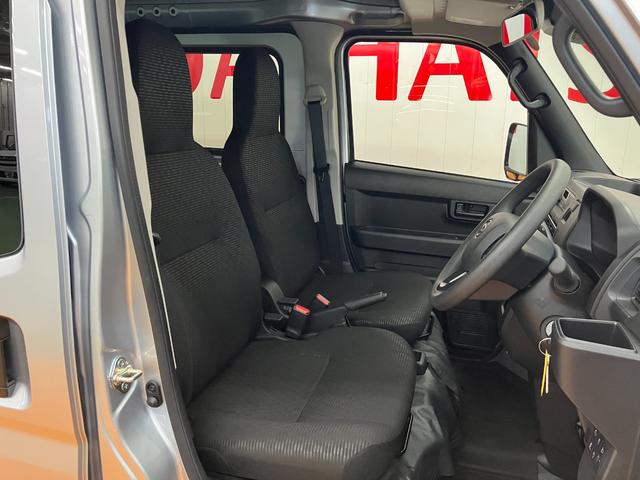 ハイゼットカーゴＤＸサポカーＳワイド適合　ラジオ　エアコン　アクセサリーソケット　コーナーセンサー　アイドリングストップ　光軸調整ダイヤル　横滑り防止機能　誤発進抑制機能　パワーウインドウ　キーレス（神奈川県）の中古車