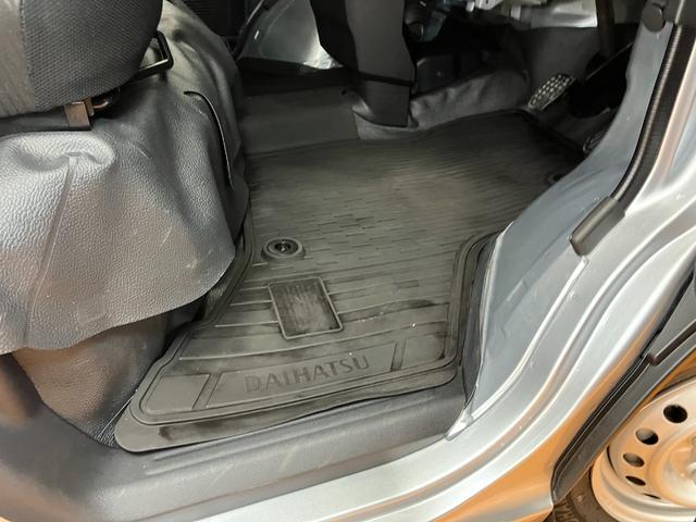 ハイゼットカーゴＤＸサポカーＳワイド適合　ラジオ　エアコン　アクセサリーソケット　コーナーセンサー　アイドリングストップ　光軸調整ダイヤル　横滑り防止機能　誤発進抑制機能　パワーウインドウ　キーレス（神奈川県）の中古車