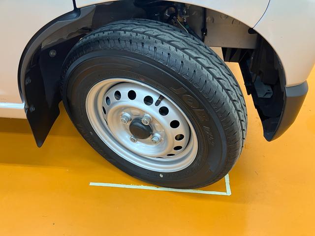 ハイゼットカーゴＤＸサポカーＳワイド適合　ラジオ　エアコン　アクセサリーソケット　コーナーセンサー　アイドリングストップ　光軸調整ダイヤル　横滑り防止機能　誤発進抑制機能　パワーウインドウ　キーレス（神奈川県）の中古車