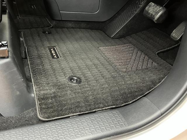 ヴォクシーＳ−Ｚ衝突被害軽減ブレーキシステム　３列シート　クリアランスソナー　レーダークルーズコントロール　シートヒーター　電動パーキングブレーキ　ダブルエアコン　後席モニター　両側オートスライドドア（神奈川県）の中古車