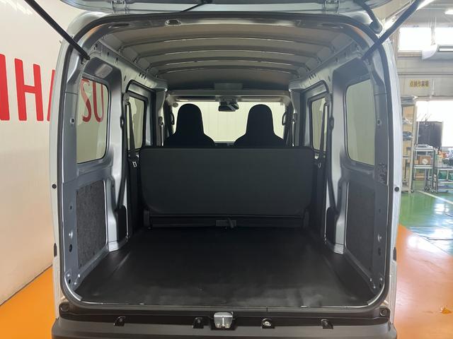 ハイゼットカーゴＤＸサポカーＳワイド適合　ラジオ　エアコン　アクセサリーソケット　コーナーセンサー　アイドリングストップ　光軸調整ダイヤル　横滑り防止機能　誤発進抑制機能　パワーウインドウ　キーレス（神奈川県）の中古車