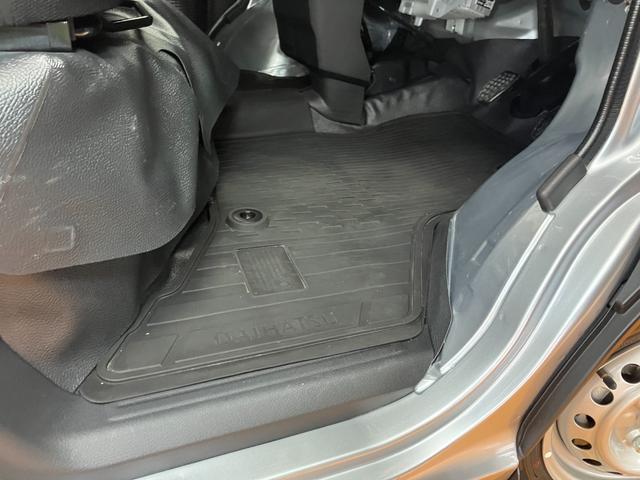 ハイゼットカーゴDXサポカーSワイド適合 ラジオ エアコン アクセサリーソケット コーナーセンサー アイドリングストップ 光軸調整ダイヤル 横滑り防止機能 誤発進抑制機能 パワーウインドウ キーレス(神奈川県)の中古車