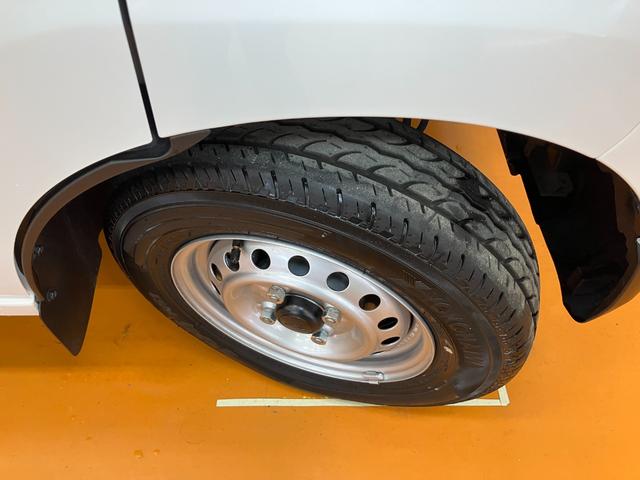 ハイゼットカーゴDXサポカーSワイド適合 ラジオ エアコン アクセサリーソケット コーナーセンサー アイドリングストップ 光軸調整ダイヤル 横滑り防止機能 誤発進抑制機能 パワーウインドウ キーレス(神奈川県)の中古車