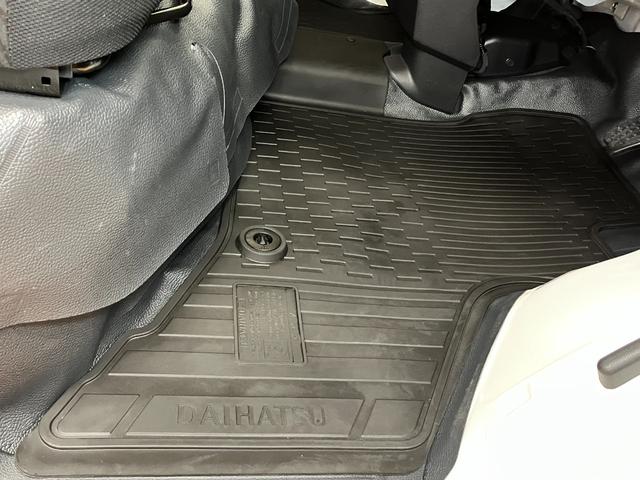 ハイゼットカーゴＤＸサポカーＳワイド適合　ラジオ　エアコン　アクセサリーソケット　コーナーセンサー　アイドリングストップ　光軸調整ダイヤル　横滑り防止機能　誤発進抑制機能　パワーウインドウ　キーレス（神奈川県）の中古車