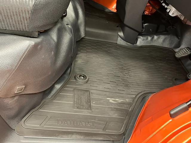 ハイゼットカーゴＤＸサポカーＳワイド適合　ラジオ　エアコン　アクセサリーソケット　コーナーセンサー　アイドリングストップ　光軸調整ダイヤル　横滑り防止機能　誤発進抑制機能　パワーウインドウ　キーレス（神奈川県）の中古車