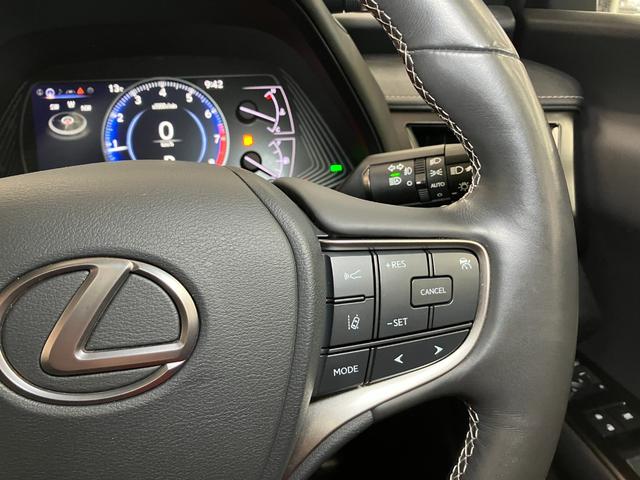 ＵＸＵＸ２００　バージョンＣ衝突被害軽減ブレーキシステム　ドラレコ　ブラインドスポットモニター　Ｂカメラ　ステアリングスイッチ　クルーズコントロール　電動パーキングブレーキ　シートヒーター　ステアリングヒーター（神奈川県）の中古車