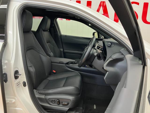 ＵＸＵＸ２００　バージョンＣ衝突被害軽減ブレーキシステム　ドラレコ　ブラインドスポットモニター　Ｂカメラ　ステアリングスイッチ　クルーズコントロール　電動パーキングブレーキ　シートヒーター　ステアリングヒーター（神奈川県）の中古車