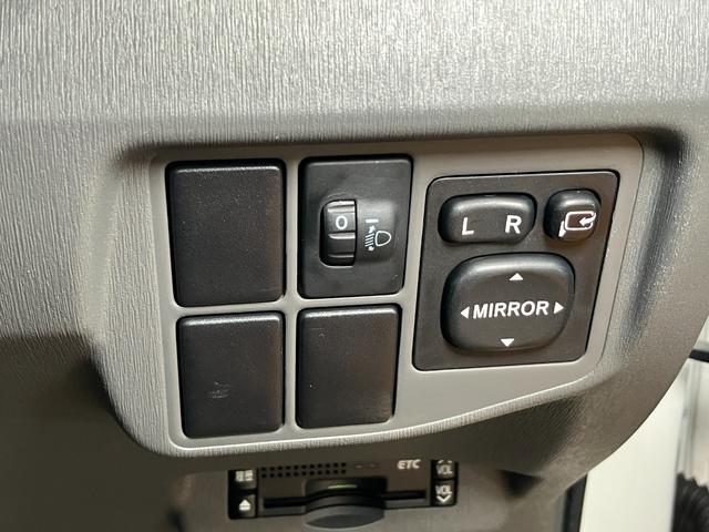 プリウスＳハイブリッド車　ドラレコ　Ｂカメラ　ステアリングスイッチ　カーナビ　オートエアコン　Ｐスタート　電動格納ミラー　光軸調整ダイヤル　ＥＴＣ　キーフリー（神奈川県）の中古車