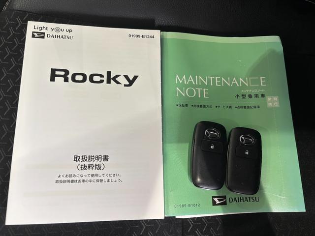 ロッキープレミアムGオーディオレス(ナビ取付時パノラマモニター対応) 電動パーキングブレーキ フロントシートヒーター オートエアコン プッシュスタートスイッチ キーフリーシステム アイドリングストップ機能 アルミホイール(奈良県)の中古車
