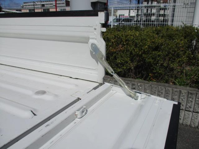 ハイゼットトラックエアコン・パワステスペシャルＶＳ　ＥＴＣ　荷台作業灯　５ＭＴ５速ＭＴ車・ＥＴＣ車載器・ＡＭ／ＦＭラジオチューナー・荷台作業灯・荷台三方開・テールゲートチェーン・マニュアルエアコン・パワーステアリング・１年間走行距離無制限保証・車検整備付・認定中古車（大阪府）の中古車