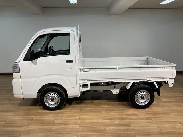 ハイゼットトラックスタンダード　届出済未使用車　ＡＭ／ＦＭラジオ届出済未使用車・ＡＭ／ＦＭラジオ・コーナーセンサー・パワーステアリング・無段階変速機（ＣＶＴ）・まごころ保証（１２カ月／走行距離無制限）・衝突回避支援ブレーキ・誤発進抑制機能・点検整備付（大阪府）の中古車