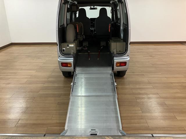 ハイゼットカーゴスローパーリヤシートレス+折り畳み補助シート ドラレコ福祉車両(スロープタイプ・リヤシートレス・折り畳み補助シート)・社外ドライブレコーダー(前)・AM/FMラジオ・前席パワーウィンドウ・キーレスエントリー・両側スライドドア・1年間走行距離無制限保証(大阪府)の中古車