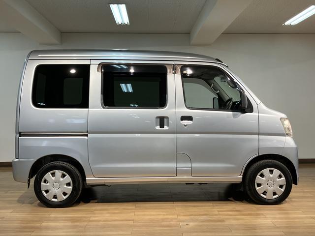 ハイゼットカーゴスローパーリヤシートレス+折り畳み補助シート ドラレコ福祉車両(スロープタイプ・リヤシートレス・折り畳み補助シート)・社外ドライブレコーダー(前)・AM/FMラジオ・前席パワーウィンドウ・キーレスエントリー・両側スライドドア・1年間走行距離無制限保証(大阪府)の中古車