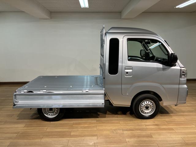 ハイゼットトラックジャンボエクストラ 電格ミラー キーフリー 届出済未使用車届出済未使用車・オーディオレス仕様・パワーウインドウ・キーフリーシステム・コーナーセンサー・荷台作業灯・フロントシェルフ・LEDヘッドライト・LEDフォグランプ・衝突回避支援ブレーキ・誤発進抑制機能(大阪府)の中古車