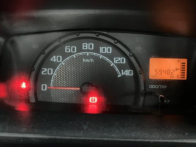 ハイゼットトラックスタンダード　５速ＭＴ　エアコン　パワステ　荷台マット付５速ＭＴ車・ＡＭ／ＦＭラジオ・ヘッドライトレベライザー・荷台ゴムマット付・マニュアルエアコン・パワーステアリング・まごころ保証付（１２カ月／走行距離無制限）・スペアタイア・ダイハツ認定中古車（大阪府）の中古車