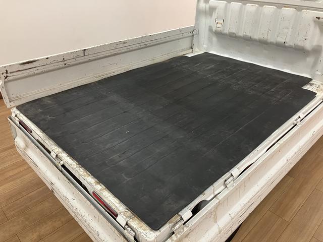 ハイゼットトラックスタンダード　５速ＭＴ　エアコン　パワステ　荷台マット付５速ＭＴ車・ＡＭ／ＦＭラジオ・ヘッドライトレベライザー・荷台ゴムマット付・マニュアルエアコン・パワーステアリング・まごころ保証付（１２カ月／走行距離無制限）・スペアタイア・ダイハツ認定中古車（大阪府）の中古車