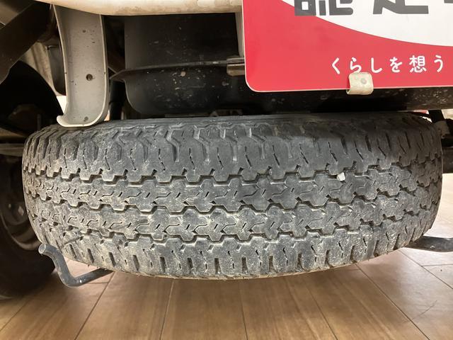 ハイゼットトラックスタンダード　５速ＭＴ　エアコン　パワステ　荷台マット付５速ＭＴ車・ＡＭ／ＦＭラジオ・ヘッドライトレベライザー・荷台ゴムマット付・マニュアルエアコン・パワーステアリング・まごころ保証付（１２カ月／走行距離無制限）・スペアタイア・ダイハツ認定中古車（大阪府）の中古車