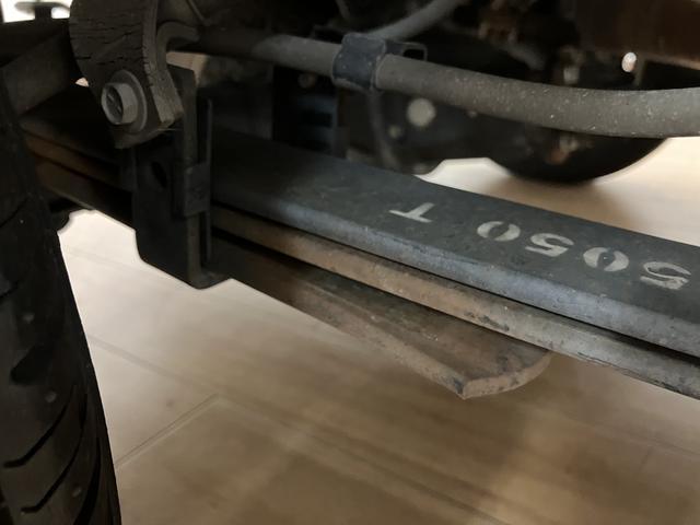 ハイゼットトラックスタンダード　５速ＭＴ　エアコン　パワステ　荷台マット付５速ＭＴ車・ＡＭ／ＦＭラジオ・ヘッドライトレベライザー・荷台ゴムマット付・マニュアルエアコン・パワーステアリング・まごころ保証付（１２カ月／走行距離無制限）・スペアタイア・ダイハツ認定中古車（大阪府）の中古車