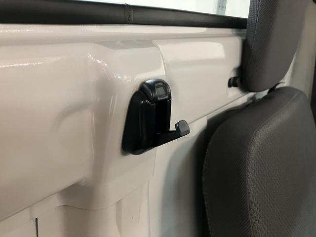ハイゼットトラックスタンダード　５速ＭＴ　エアコン　パワステ　荷台マット付５速ＭＴ車・ＡＭ／ＦＭラジオ・ヘッドライトレベライザー・荷台ゴムマット付・マニュアルエアコン・パワーステアリング・まごころ保証付（１２カ月／走行距離無制限）・スペアタイア・ダイハツ認定中古車（大阪府）の中古車
