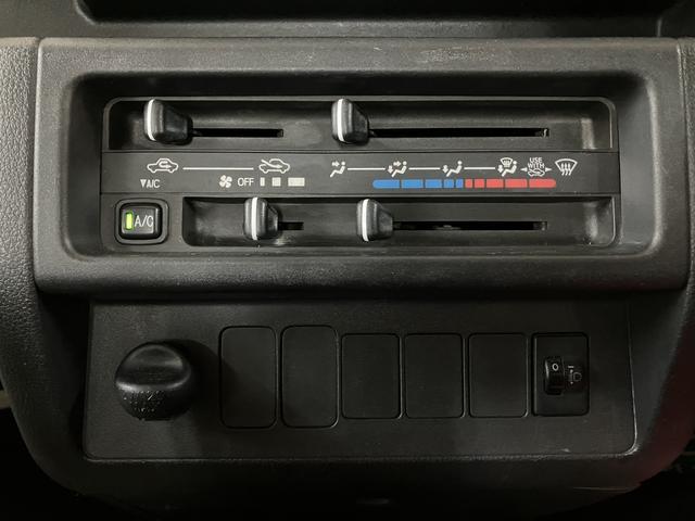 ハイゼットトラックスタンダード　５速ＭＴ　エアコン　パワステ　荷台マット付５速ＭＴ車・ＡＭ／ＦＭラジオ・ヘッドライトレベライザー・荷台ゴムマット付・マニュアルエアコン・パワーステアリング・まごころ保証付（１２カ月／走行距離無制限）・スペアタイア・ダイハツ認定中古車（大阪府）の中古車