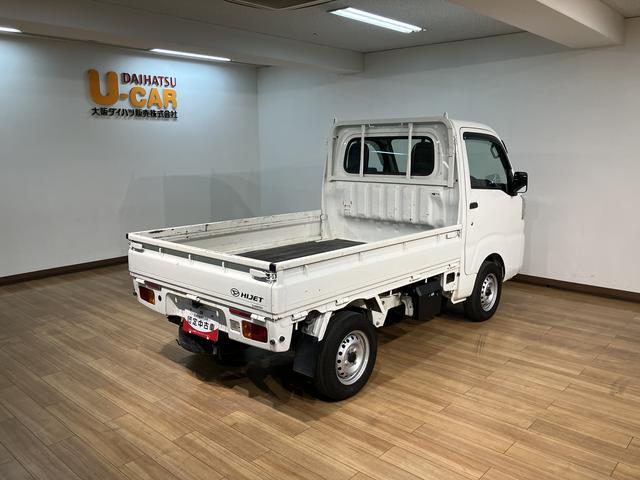 ハイゼットトラックスタンダード　５速ＭＴ　エアコン　パワステ　荷台マット付５速ＭＴ車・ＡＭ／ＦＭラジオ・ヘッドライトレベライザー・荷台ゴムマット付・マニュアルエアコン・パワーステアリング・まごころ保証付（１２カ月／走行距離無制限）・スペアタイア・ダイハツ認定中古車（大阪府）の中古車