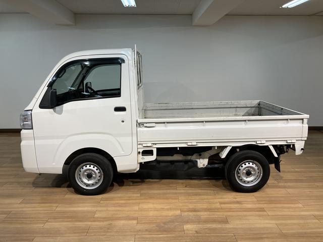 ハイゼットトラックスタンダード　５速ＭＴ　エアコン　パワステ　荷台マット付５速ＭＴ車・ＡＭ／ＦＭラジオ・ヘッドライトレベライザー・荷台ゴムマット付・マニュアルエアコン・パワーステアリング・まごころ保証付（１２カ月／走行距離無制限）・スペアタイア・ダイハツ認定中古車（大阪府）の中古車