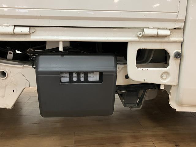 ハイゼットトラックスタンダード　５速ＭＴ　エアコン　パワステ　荷台マット付５速ＭＴ車・ＡＭ／ＦＭラジオ・ヘッドライトレベライザー・荷台ゴムマット付・マニュアルエアコン・パワーステアリング・まごころ保証付（１２カ月／走行距離無制限）・スペアタイア・ダイハツ認定中古車（大阪府）の中古車