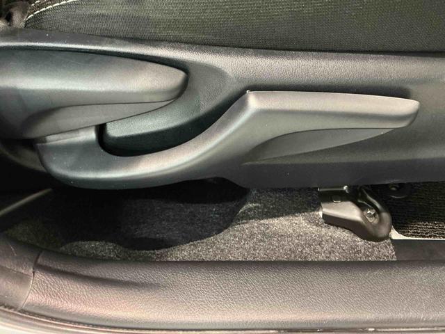 ヴィッツハイブリッドＦ　セーフティーエディション盗難防止装置　エアバッグ　横滑り防止機能　ナビ＆ＴＶ　スマートキー　Ｗエアバッグ　ＬＥＤヘッドライト　ＥＴＣ　キーレス　アイドリングストップ　記録簿　ＡＢＳ　メモリーナビ　バックガイドモニター（栃木県）の中古車